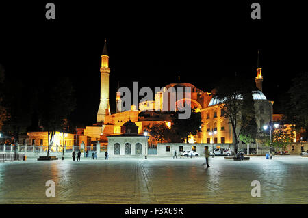 Vue nocturne de la basilique Sainte-Sophie à Istanbul Banque D'Images