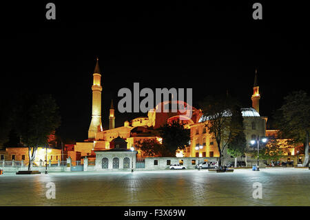 Vue nocturne de la basilique Sainte-Sophie à Istanbul Banque D'Images