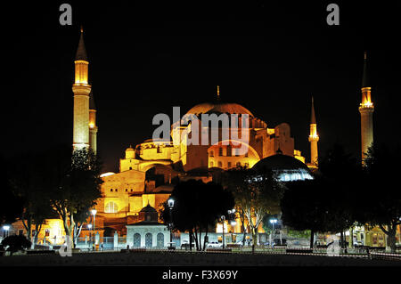 Vue nocturne de la basilique Sainte-Sophie à Istanbul Banque D'Images