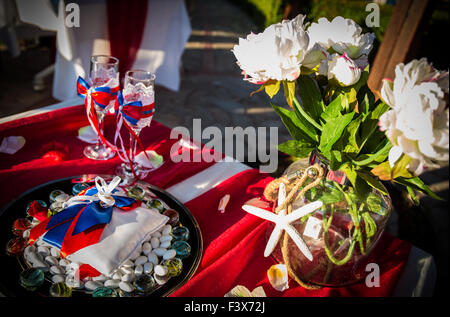 Décorations de mariage avec fleurs et wineglasses Banque D'Images