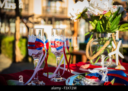 Décorations de mariage avec fleurs et wineglasses Banque D'Images