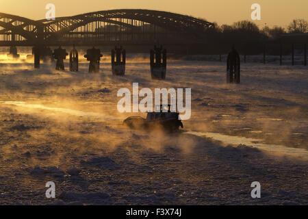 Port de Hambourg de brise-glace en hiver Banque D'Images