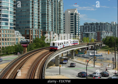 Le Skytrain est un système entièrement automatisé des système de transport rapide, voyageant au-dessus de la circulation routière, Vancouver BC Banque D'Images