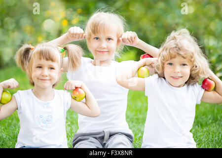 Des enfants heureux avec des pommes Banque D'Images