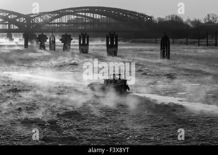 Brise-glace en hiver port d'Hambourg. Banque D'Images