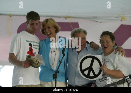 Cindy Sheehan, deuxième à gauche, gauche et Martin Sheen, deuxième à partir de la droite, de partager la scène avec d'autres manifestants anti-guerre au Camp Casey II Banque D'Images