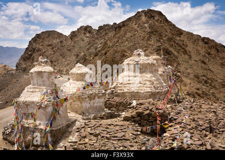 L'Inde, le Jammu-et-Cachemire, Ladakh, Leh, ligne de chortens à l'entrée du monastère de Namgyal Tsemo Gompa Banque D'Images