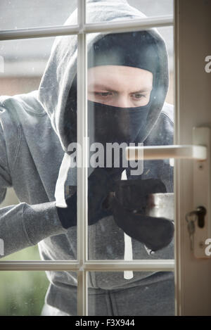 En rupture de cambrioleur House en forçant porte avec pince Banque D'Images