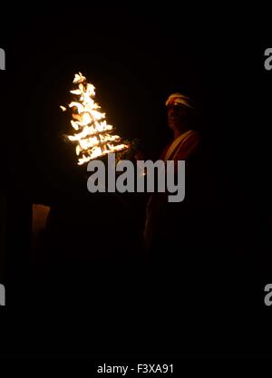 Allahabad, Uttar Pradesh, Inde. 13 Oct, 2015. Prêtre hindou effectuer les rituels à l'occasion du 1er jour de Navaratri Festival à Sangam à Allahabad. © Prabhat Kumar Verma/ZUMA/Alamy Fil Live News Banque D'Images