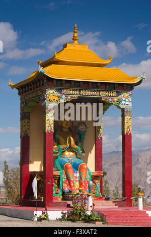 L'Inde, le Jammu-et-Cachemire, Ladakh, Stok, Skitssal hôtel jardin, grande statue de Bouddha Maitreya, futur Banque D'Images