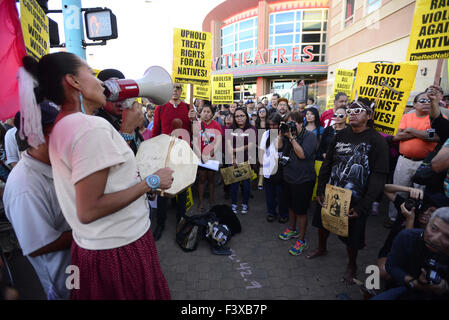 Albuquerque, Nouveau Mexique, USA. 12 octobre, 2015. 101215.Radmilla Cody, de Leupp, Arizona, bat le tambour de ralliement avant le début de la Journée des peuples autochtones tenue en mars Downtown Albuquerque .photographié le lundi 12 octobre 2015 . /Adolphe Pierre-Louis/Journal. © Adolphe Pierre-Louis/Albuquerque Journal/ZUMA/Alamy Fil Live News Banque D'Images