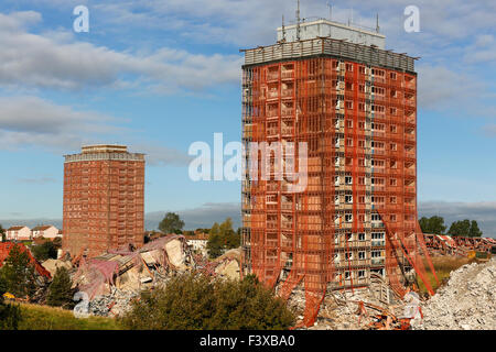 Glasgow, Ecosse, Royaume-Uni. 13 octobre, 2015. Les entrepreneurs ont commencé à démolir les 13 histoires de Red Road Cour et 11 histoires de Petershill dur qui n'a pas réussi à s'effondrer pendant la démolition contrôlée par des explosifs le dimanche 11 octobre 2015. Bien que les chablis de dimanche n'a pas exactement comme prévu, Safedem, le principe a déclaré le site de l'entrepreneur en sécurité, même avec les autres bâtiments assis à un angle et tous les résidents ont été autorisés à rentrer chez eux ce soir-là. Credit : Findlay/Alamy Live News Banque D'Images