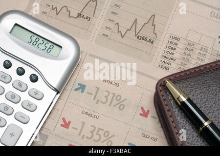 La calculatrice se trouve sur le schéma financier Banque D'Images