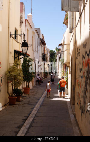 Enfants jouant dans un étroit BACKSTREET DE RETHYMNON VIEILLE VILLE. La Crète. Banque D'Images