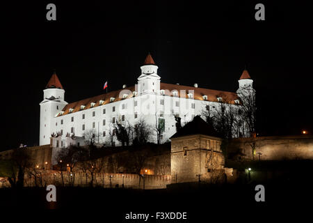 Stary hrad château de Bratislava dans la nuit Banque D'Images