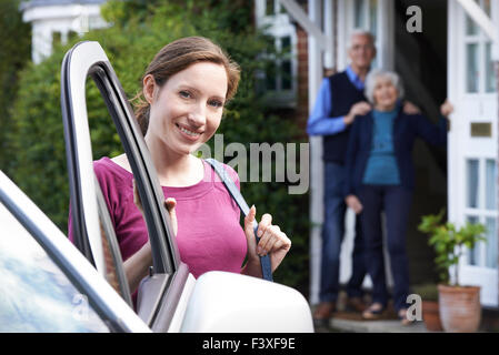 Sa fille adulte invité leurs parents à la maison Banque D'Images