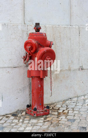 Vieille eau de feu rouge d'incendie dans la ville de Lisbonne, capitale du Portugal Banque D'Images