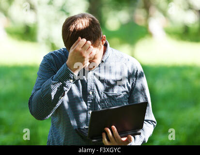 Middle-aged man with laptop Banque D'Images