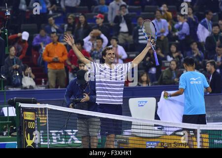 Shanghai, en République populaire de Chine. 13 octobre, 2015. ALBERTO RAMOS VINOLAS (ESP) célébrer après gagner ROGER FEDERER (SUI), défait Vinolas Fededer 2 - 1 au cours de la Rolex Masters 2015 de Shanghai. Credit : Marcio Machado/ZUMA/Alamy Fil Live News Banque D'Images