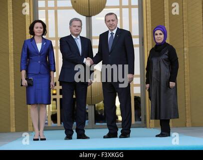 Ankara, Turquie. 13 Oct, 2015. Le Président turc, Recep Tayyip Erdogan (2e, R), serre la main avec son homologue finlandais Sauli Niinisto en visite à Ankara, Turquie, 13 octobre 2015. © Mustafa Kaya/Xinhua/Alamy Live News Banque D'Images