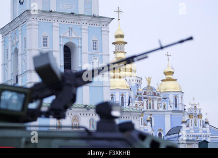 Kiev, Ukraine. 13 Oct, 2015. Un matériel militaire sur l'affichage à l'avant à la monastère Saint-michel-au-Dôme-dor sur le carré Mikhailovskaya à Kiev, Ukraine, 13 octobre 2015 en préparation du prochain 'Defender' Journée de la patrie qui sera célébrée le 14 octobre 2015. © Serg Glovny/ZUMA/Alamy Fil Live News Banque D'Images