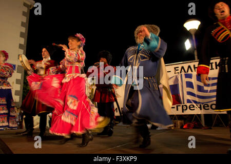 Russian-Cossack Rus Zhivaya groupe folk dancers performing live on stage sous la musique de rythmes. Lemnos Limnos island, ou la Grèce. Banque D'Images