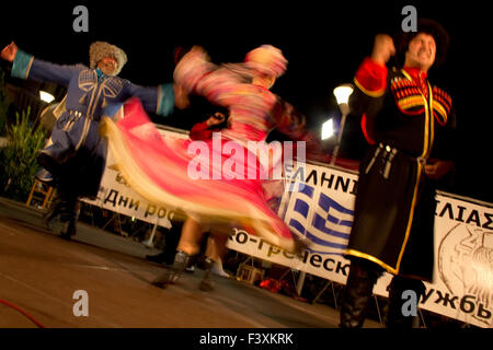 Russian-Cossack Rus Zhivaya groupe folk dancers performing live on stage à Myrina's port. Lemnos Limnos island, ou la Grèce. Banque D'Images