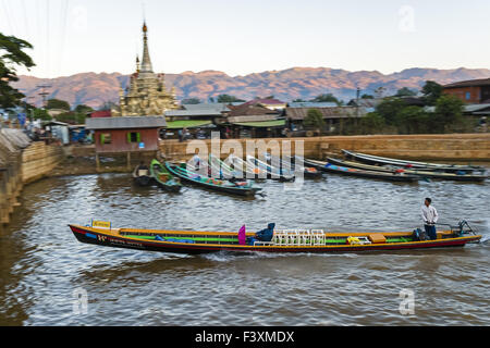 Longboat sur canal à Lac Inle, Nyaung Shwe Banque D'Images