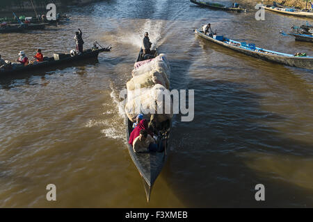 Sur un bateau long canal au Lac Inle, Myanmar Banque D'Images