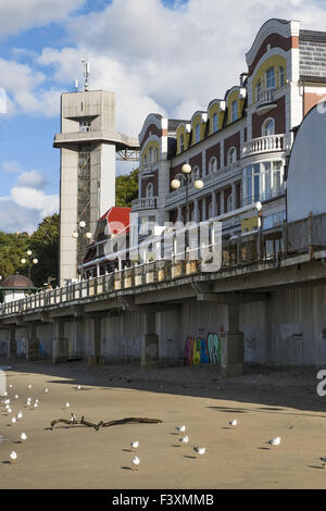 Ascenseur et l'hôtel Grand Palace, Swetlogorsk Banque D'Images