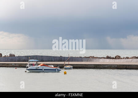 Petit bateau amarré dans la baie Banque D'Images