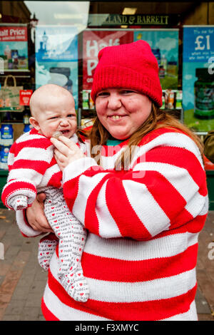 Une jeune femme et son bébé de la société Waterloo Bonfire, High Street, Lewes, UK Banque D'Images