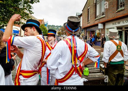 Mad Jack's Morris Side attendre d'effectuer à Lewes High Street pendant les villages festival folklorique annuel, Lewes, dans le Sussex, UK Banque D'Images