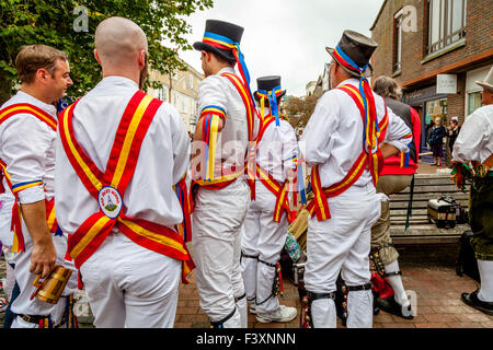 Mad Jack's Morris Side attendre d'effectuer à Lewes High Street pendant les villages festival folklorique annuel, Lewes, dans le Sussex, UK Banque D'Images