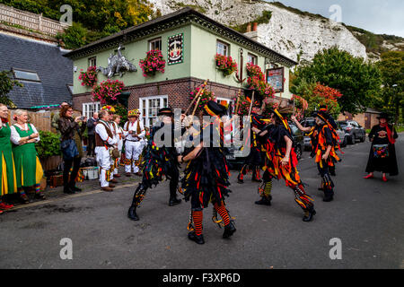 La poudre noire, Morris Dancers effectuer en dehors de la Snowdrop à Lewes Pub pendant le festival folklorique annuel Villes, Lewes, dans le Sussex, UK Banque D'Images