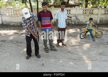 Golfeur à Mandalay, Myanmar, en Asie Banque D'Images