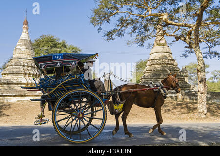 Route de campagne près de Nyaung U, au Myanmar, en Asie Banque D'Images