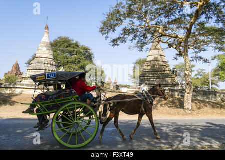 Route de campagne près de Nyaung U, au Myanmar, en Asie Banque D'Images