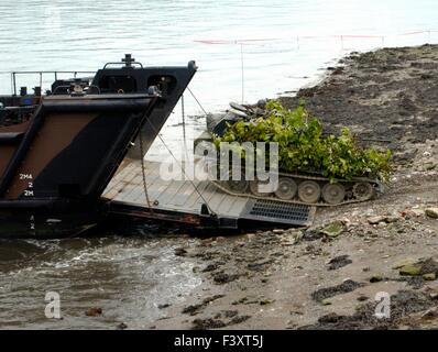 AJAXNETPHOTO. PLYMOUTH, en Angleterre. - ROYAL MARINES - Un véhicule blindé à chenilles CAMOFLAGED - surnommé "LE BUISSON" ROULE À PARTIR DE LA RAMPE D'UN TR AU COURS D'UN EXERCICE AMPHIBIE des Royal Marines. PHOTO:JONATHAN EASTLAND/AJAX REF : 50310/484 Banque D'Images