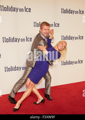 Hambourg, Allemagne. Sep 29, 2015. La patineuse artistique et chorégraphe Christopher C. Dean et son épouse Jayne Torvill posent sur le tapis rouge du Gala 2015 Holiday on Ice à Hambourg, Allemagne, 29 septembre 2015. Photo : Georg Wendt/dpa/Alamy Live News Banque D'Images