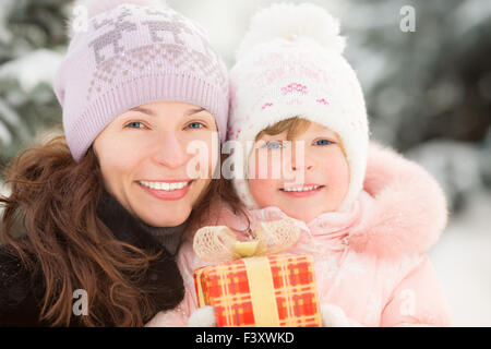 Happy Family holding gift box Banque D'Images