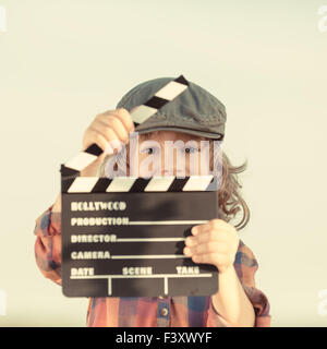 Kid holding clapper board in hands Banque D'Images