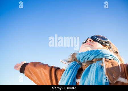 Happy kid Playing with toy airplane Banque D'Images