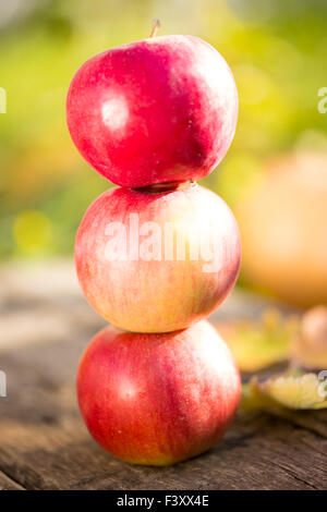 Pyramide de pommes rouges sur bois Banque D'Images