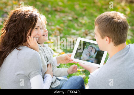 Famille using tablet PC Banque D'Images