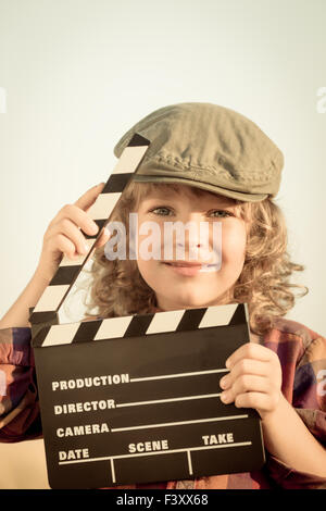 Kid holding clapper board in hands Banque D'Images