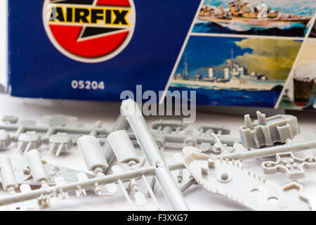 Modèle en plastique kit. Échelle 1/600 Airfix kit modèle de destroyer de la seconde guerre mondiale. Pièces en plastique gris connecté à épi sur fond blanc avec couvercle. Banque D'Images