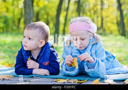 Les jeunes enfants dans un parc de détente Banque D'Images