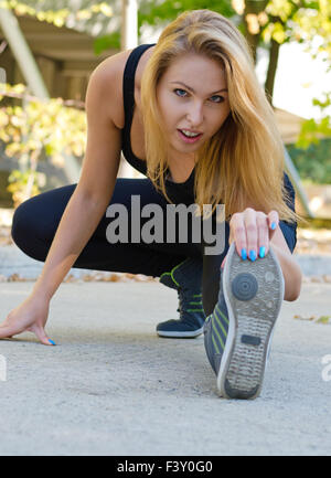 Belle fille blonde working out Banque D'Images