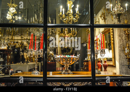 Une nuit envoûtante vitrine de lustres anciens et d'éclairage boutique dans le quartier français, la Nouvelle Orléans Banque D'Images